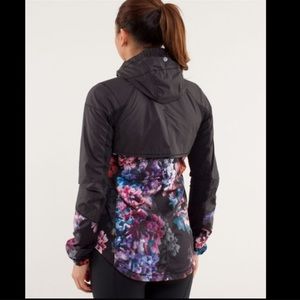 Lululemon get up and glow Spring has sprung hooded jacket in size 8